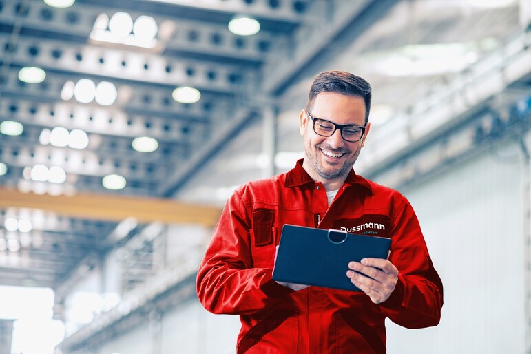 A Dussmann technician at work with a clipboard in his hand. | © Dussmann 